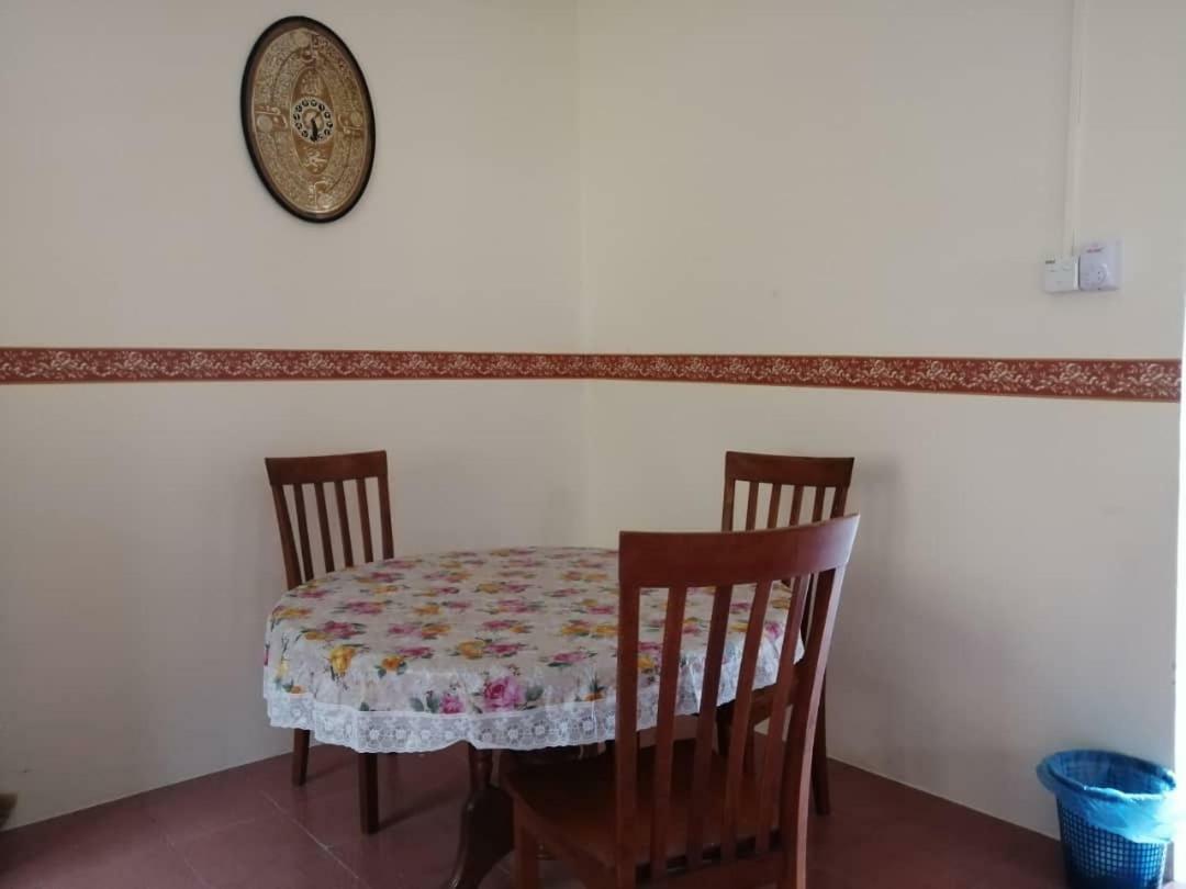 Homestay Ibu Pekan Buitenkant foto
